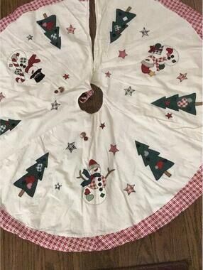 Christmas Beige and Red Tree Skirt